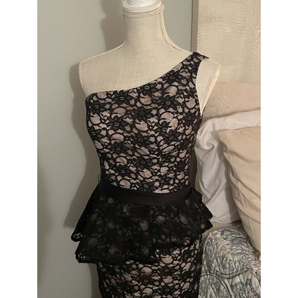 Mori Lee Madeline Gardner Formal Dress Black Lace One Shoulder Size 8 - Picture 3 of 11